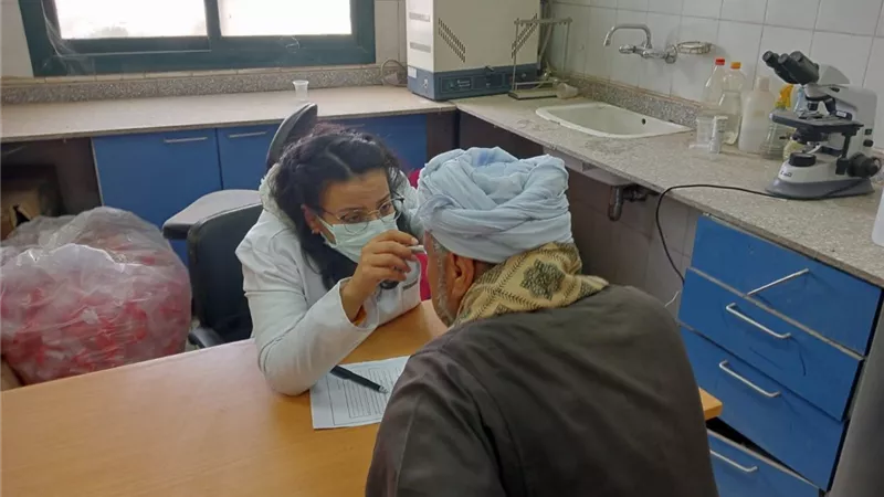 الكشف وعلاج ٧٠٣ حالة بقافلة الجامعه المجانيه بنجع الخروعة بدشنا
