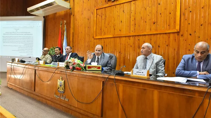 محافظ أسيوط يوجه بتنفيذ مبادرات ومعارض لتوفير السلع ومواجهةالاحتكار