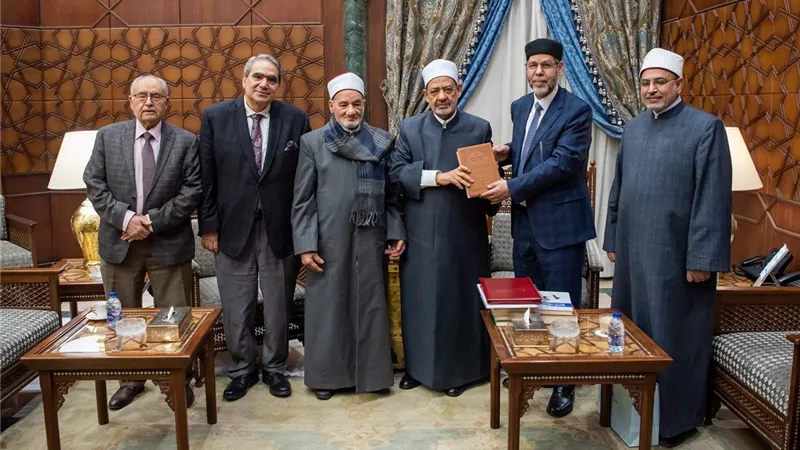 الشيخ القاسمي يهدي 