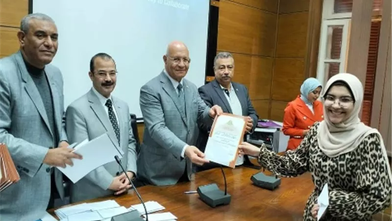 تكريم الطلاب الفائزين فى المسابقات الثقافية بجامعة بنها.. صور