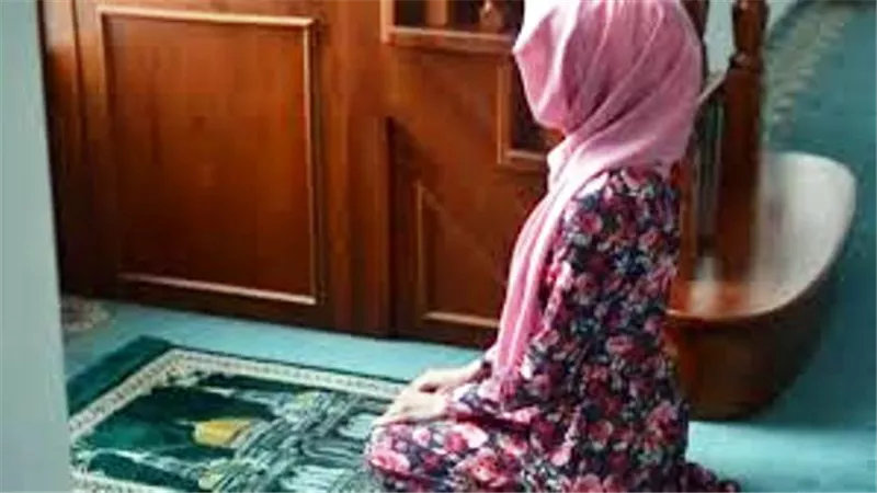 قول الفقهاء فى مدى وجوب ستر قدم المرأة فى الصلاة
