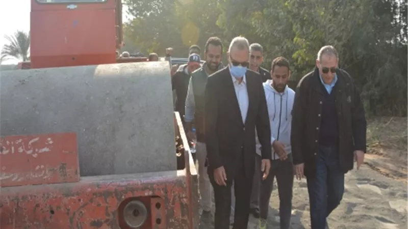 محافظ القليوبية يتفقد مشروعات رصف الطرق بمدينة شبين القناطر.. صور