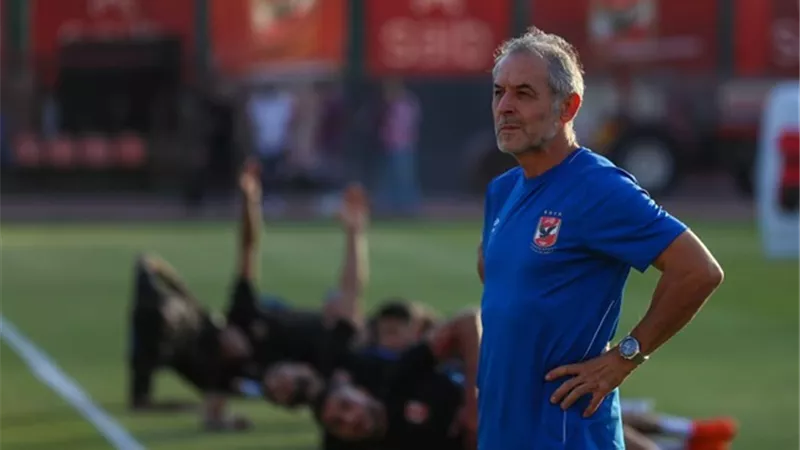 كولر يحاضر لاعبي الأهلي في المران