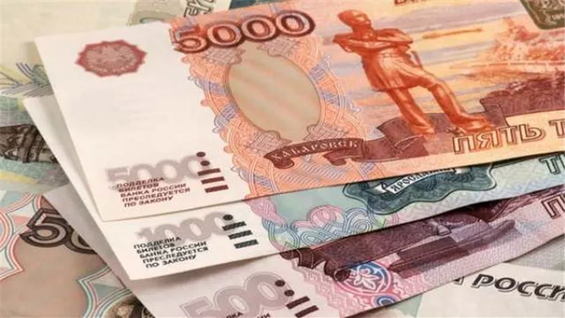 الروبل الروسي يتراجع لأدنى مستوى أمام الدولار منذ مايو