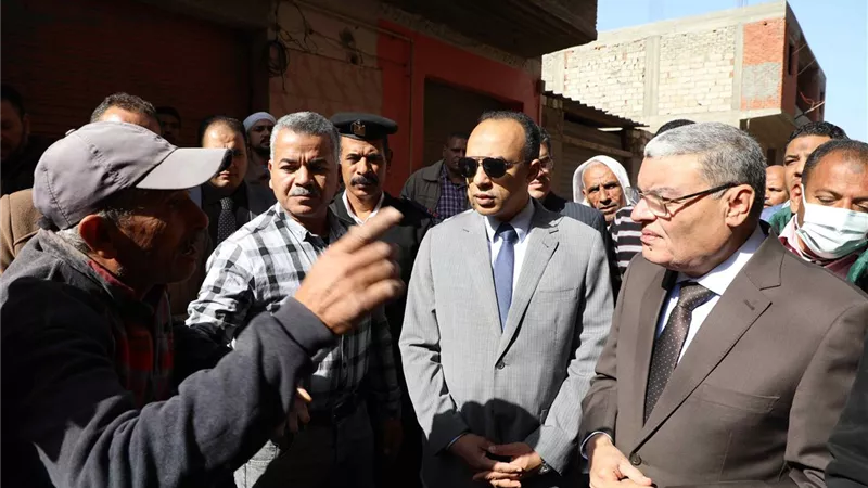 محافظ المنيا يحٌيل رئيس قرية تلة الى التحقيق، بسبب مخالفات البناء