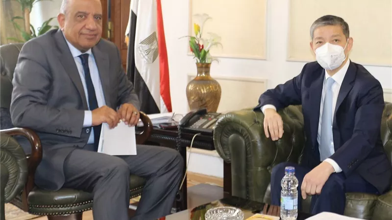 وزير قطاع الأعمال يستقبل السفير الصيني لبحث التعاون الاقتصادي