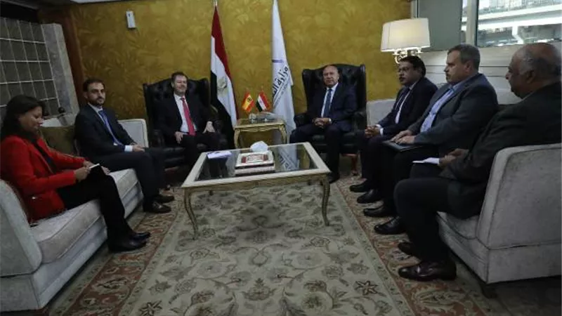 وزير النقل يبحث مع السفير الاسباني تدعيم التعاون المشترك