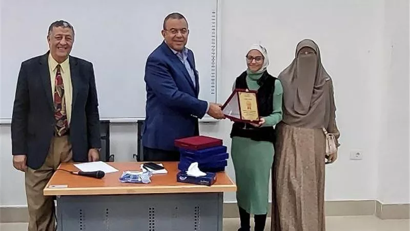 رئيس جامعة بنى سويف التكنولوجية يلتقي طلاب الجامعة