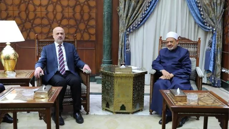 الطيب خلال لقائه وزير الداخلية اللبناني يشير إلى النموذج المصري