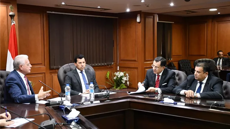 وزير الرياضة يبحث استعدادات إقامة مهرجان الهجن والتراث