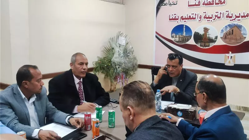 وكيل وزارة التعليم بقنا يعقد اجتماعا لرؤساء أقسام العلاقات العامة
