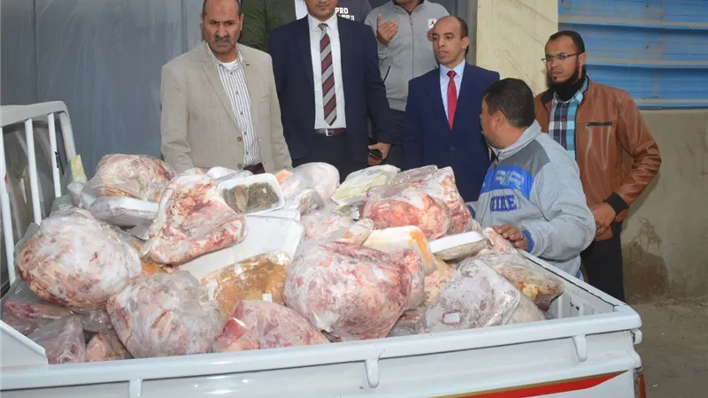 ضبط 3 طن لحوم غير صالحة للاستخدام بمطعم شهير ببنى سويف