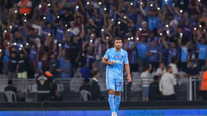 تريزيجيه يعتدى على مصور صحفى خلال مباراة فريقه بكأس تركيا- شاهد