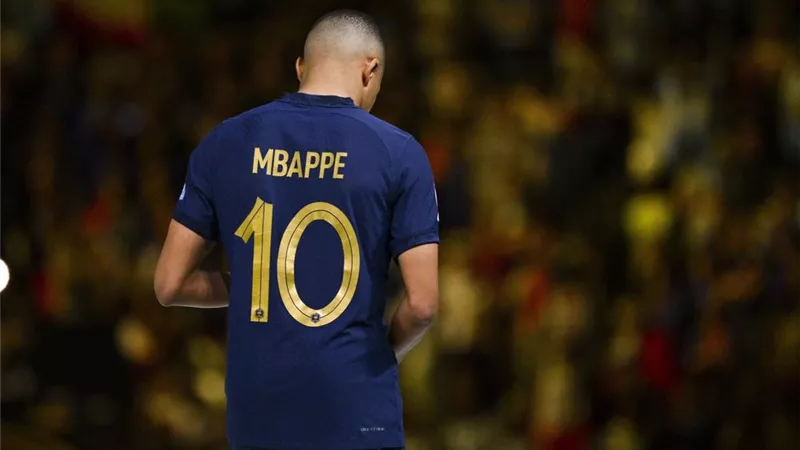 مبابي يتجاوز أحزان المونديال ويحتفل بعيد ميلاده