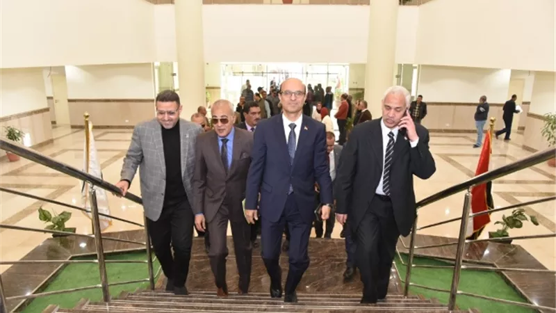 المنشاوى يصطحب لجنة من التعليم العالي لمتابعة سير العملية التعليمية