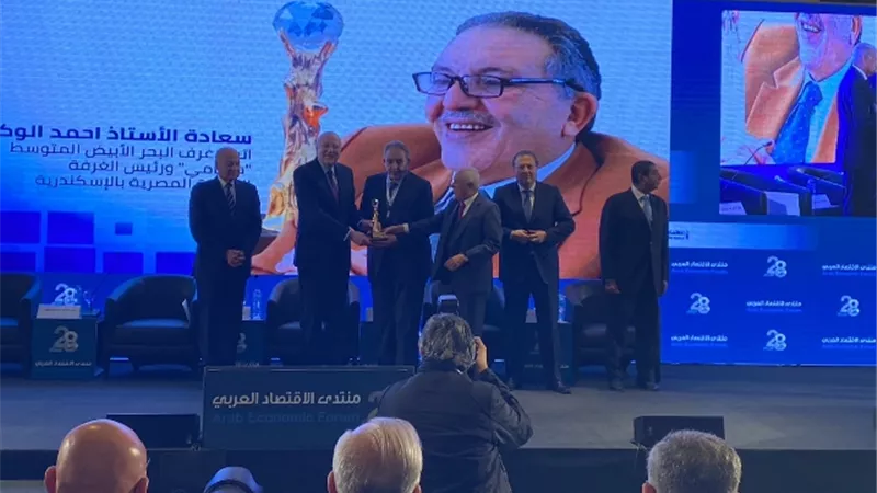 نجيب ميقاتي يكرم احمد الوكيل لدوره بخدمة الاقتصاد العربي والاقليمي