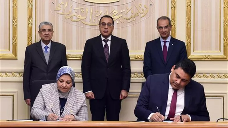 مدبولى يشهد بروتوكول بين المصرية للاتصالات والمصرية لنقل الكهرباء