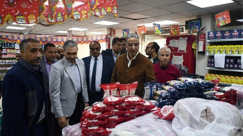 الأنصاري يتفقد فرع الشركةالمصرية للتأكد من توافر السلع بأسعار مخفضة