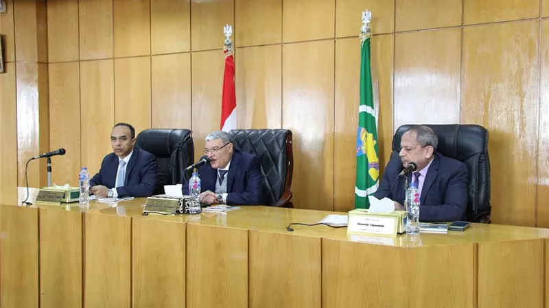محافظ المنيا يعقد اجتماعا مع مديري الإدارات التموينية