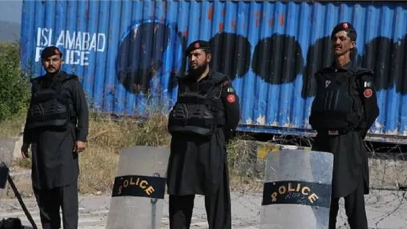 انفجار سيارة مفخخة بالقرب من عيادة طبية في إسلام أباد