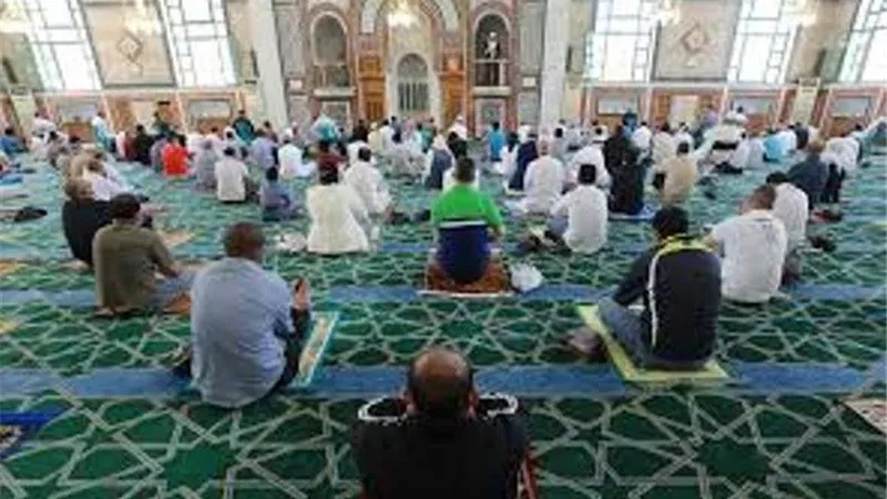 رغم صحتها..تُكره صلاة المأموم فى هذه الحالة