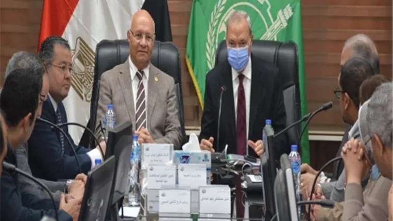 محافظ القليوبية يناقش تحسين الخدمة الصحية المقدمة للمواطنين