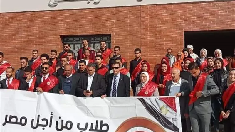 طلاب جامعة سوهاج يزورون مشروعات