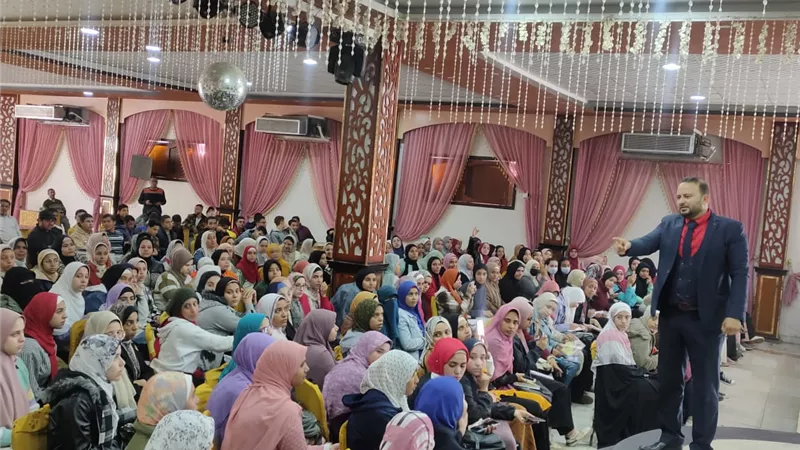 محافظ بني سويف يطمئن على انتظام العمل في قوافل التعليم المجانية