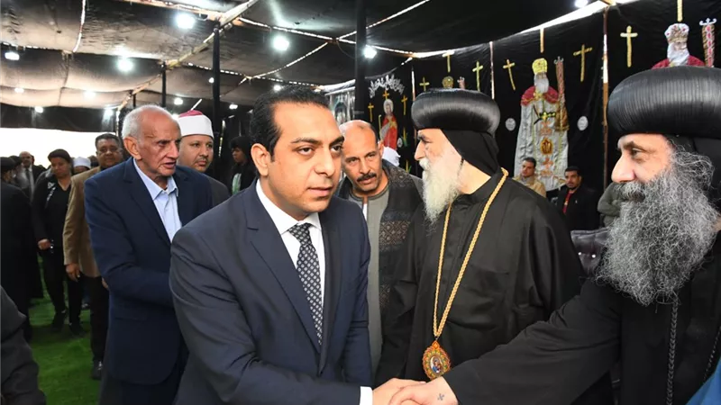 نائب محافظ قنا يقدم العزاء في نيافة الأنبا كيرلس أسقف نجع حمادى