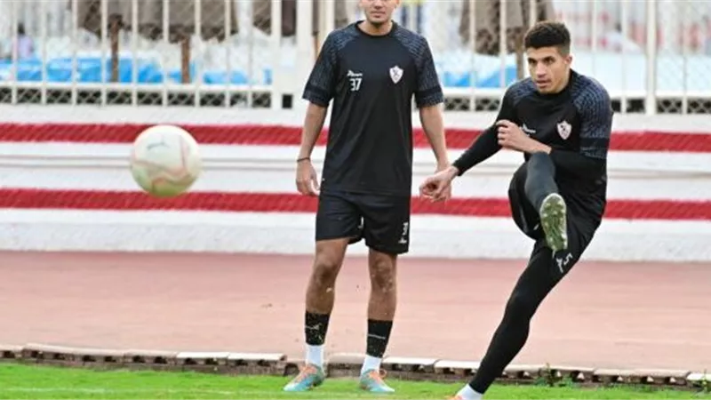 فيريرا يوجه اللاعبين خلال المران