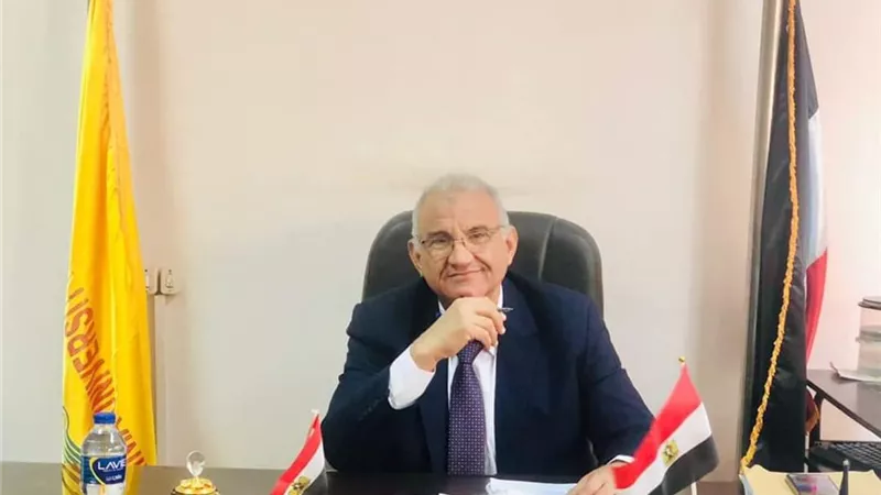 علوم المنيا تكرم الدكتور بدير بقبول مشروعه البحثي في مجال الدعامات