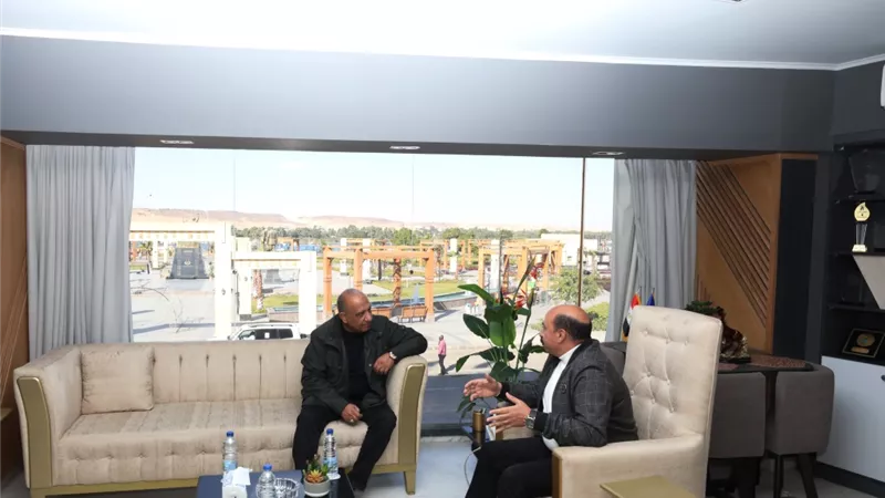 وزير قطاع الأعمال يلتقي محافظ أسوان لبحث المساهمة بخطط التنمية