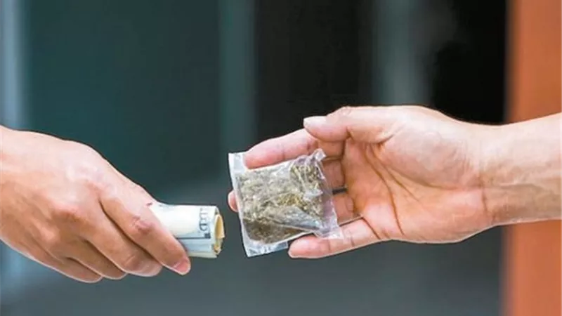 ضبط 3 من تجار الصنف بأحياء العاصمة