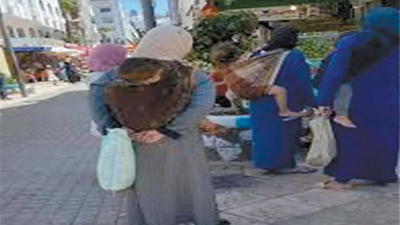 تتسول.. بأولاد أختها!
