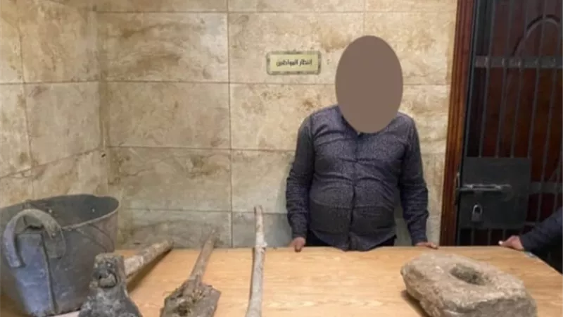 ضبط شخص يبحث عن إرث الفراعنة وبحوزته قطعة حجارية في الغربية
