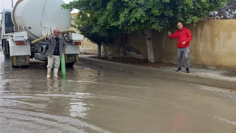 محافظ شمال سيناء يتابع تصريف مياه الأمطار