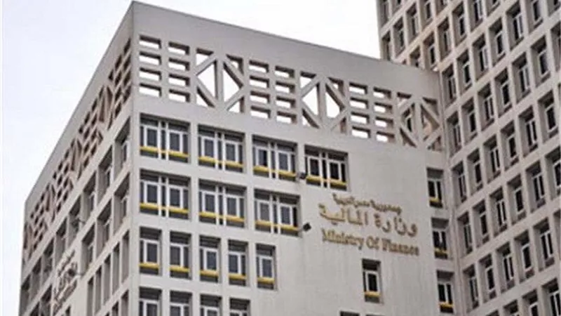 المالية تكشف موظفا استولى على 17.7 مليون جنيه