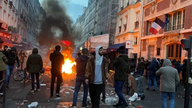 إصابة 31 شرطياً بمواجهات باريس..والنيابة تتبنى فرضية الدافع العنصري
