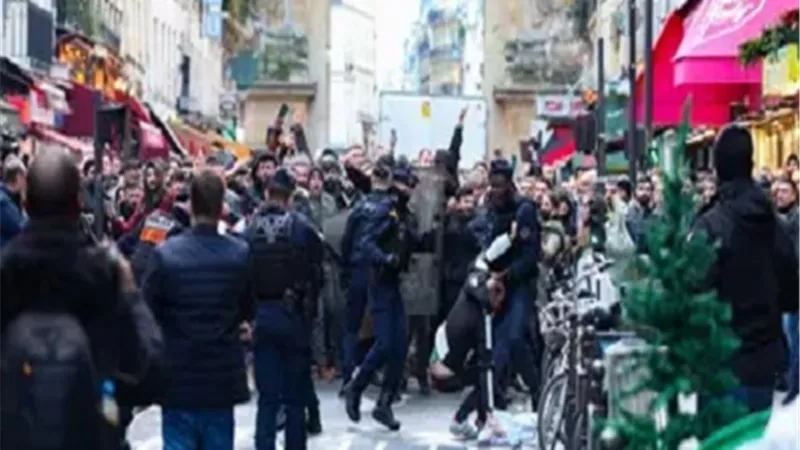 أحمد موسي: الغضب يضرب فرنسا وشغب وعنف في الشوارع