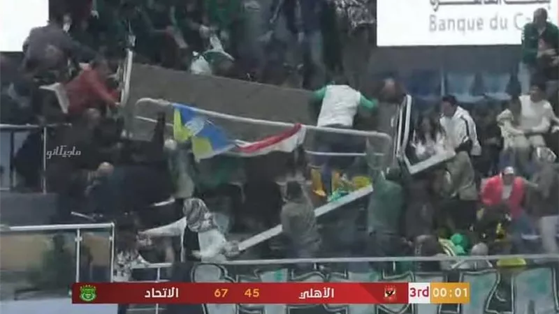 شاهد.. إنهيار مدرج حسن مصطفى أثناء مباراة الأهلي والاتحاد فى السلة