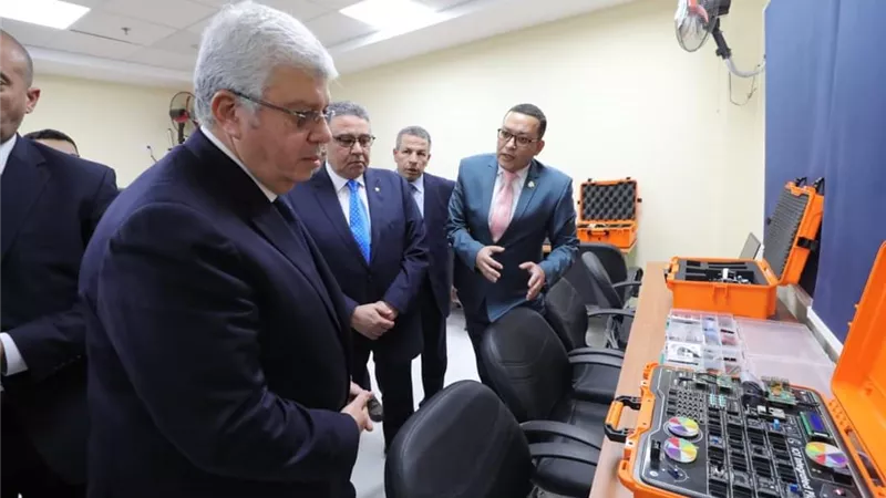 وزير التعليم العالي يتفقد فرع جامعة جنوب الوادي بالغردقة