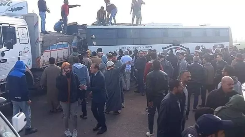 إصابة 10 طلاب فى تصادم أتوبيس وسيارة نقل على طريق المنصورة