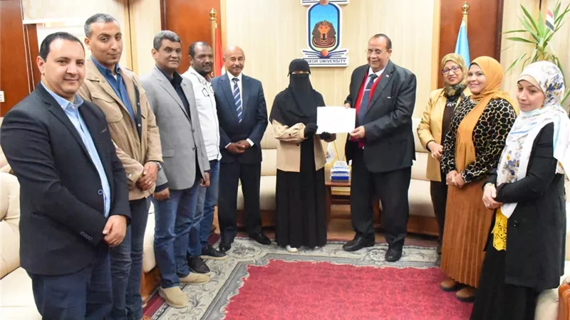 رئيس جامعة الأقصر يلتقي الطلاب المشاركين في ريادة الأعمال الخضراء