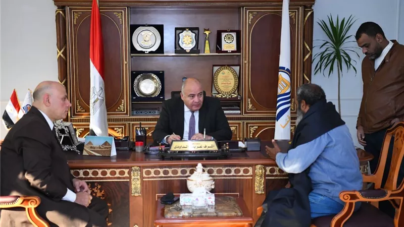 محافظ قنا يواصل استقبال المواطنين بمكتبه لبحث شكاواهم ومطالبهم