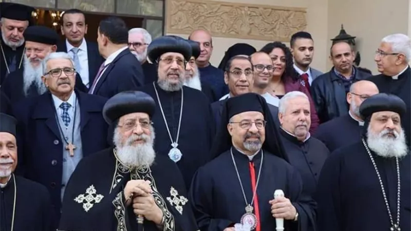 الأنبا باسيليوس مع غبطة البطريرك في إستقبال قداسة البابا تواضروس