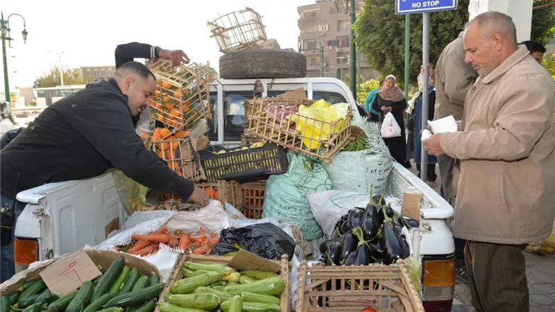 محافظ أسيوط: استمرار تنظيم منافذ بيع متنقلة للمواد الغذائية
