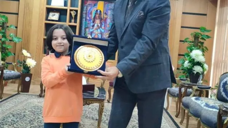 رئيس جامعه المنصورة يكرم الطفل المعجزة