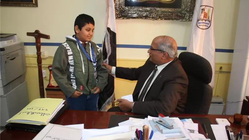 وكيل وزارة التعليم ببنى سويف يستقبل طالب يرعى أسرته ببيع المناديل