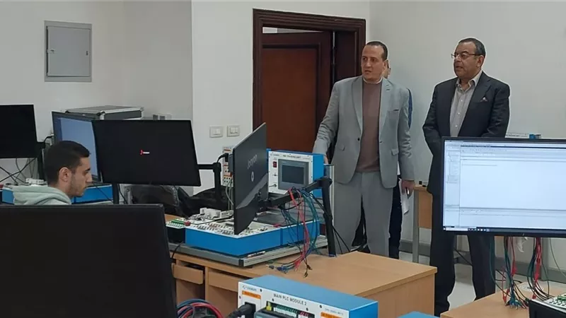 رئيس جامعة بنى سويف التكنولوجية يتابع سير الامتحانات العملية