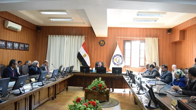 رئيس جامعة بني سويف يرأس اجتماع مجلس الدراسات العليا والبحوث